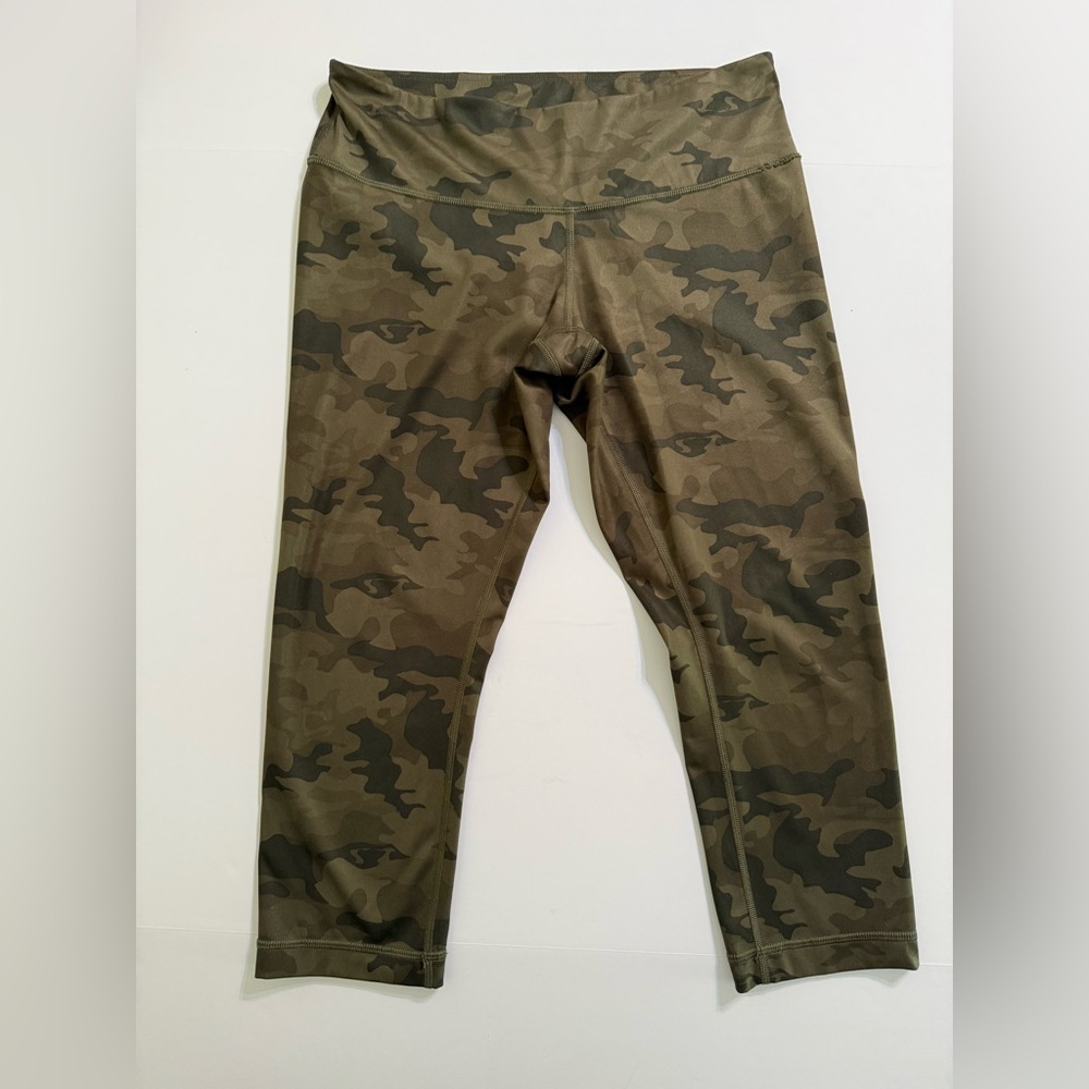 Lululemon athletica Capri Leggings Women’s Savasana Green Camo Size 8